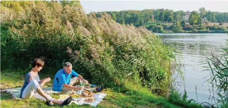  ??  ?? Radelpause mit Picknick am Wasser