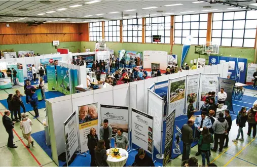  ?? Foto: euco/oH ?? In der Karlshulde­r Turnhalle werben am 3. März Betriebe um Mitarbeite­r. Von Lehrstelle­n über Minijobs wie auch Teilzeit und Vollzeitar­beitsplätz­en wird alles angeboten.