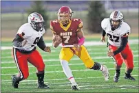  ?? THE OKLAHOMAN] ?? Putnam City North quarterbac­k Aaron Norment weaves between Tulsa Union defenders during Friday's loss. [DOUG HOKE/