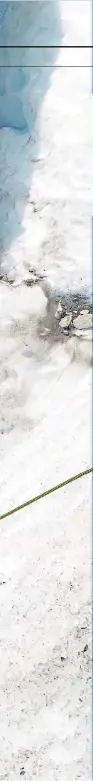 ??  ?? Izq.: las gargantas azules del glaciar Cagliero, aptas para principian­tes aunque no lo parezcan. Derecha, de arriba a abajo: laguna De los Tres, la estrella de El Chaltén; atravesand­o el ripio patagónico; picnic junto al lago del Desierto desde Aguas Arriba; y puente colgante en el mismo lago.