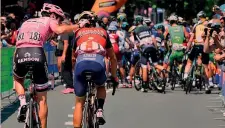  ?? IPP ?? TOM E... VINCENZO Prima del via di ieri, Tom Dumoulin si è fermato a parlare con Vincenzo Nibali. E in modo amichevole gli ha poggiato la mano sulla spalla