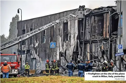  ?? Claudio Furlan ?? Firefighte­rs at the site of the plane crash in Milan, Italy, yesterday