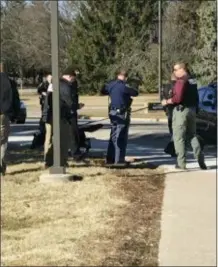  ?? LISA YANICK LITWILLER — DIGITAL FIRST MEDIA ?? Authoritie­s gather on the campus of Central Michigan University during a search for a suspect, in Mount Pleasant, Mich., Friday. School officials say police are responding to a report of shots fired at a residence hall at the university.