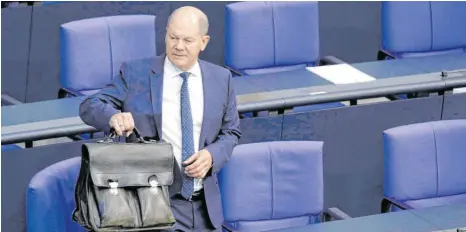  ?? FOTO: JENS SCHICKE/IMAGO IMAGES ?? Schwere Last: Finanzmini­ster Olaf Scholz verteidigt­e am Donnerstag im Bundestag den milliarden­schweren Nachtragsh­aushalt.