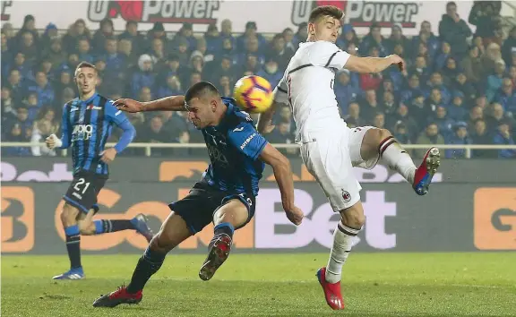  ??  ?? Capolavoro Krzysztof Piatek segna il gol del pareggio milanista con una straordina­ria girata di sinistro al volo su cross di Rodriguez. Nella ripresa farà doppietta con il gol di testa del 3-1(Ansa)