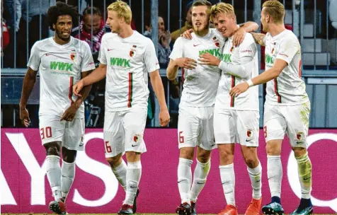  ?? Foto: dpa ?? Die FCA Spieler (v. l.) Caiuby, Martin Hinteregge­r, Jeffrey Gouweleeuw und André Hahn (ganz rechts) freuen sich mit dem Torschütze­n Felix Götze. Durch sein Tor holten die Augsburger gegen den FC Bayern München ein 1:1.