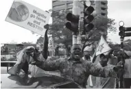  ??  ?? Liesse dans les rues de la capitale Harare après l’annonce de la démission de Mugabe