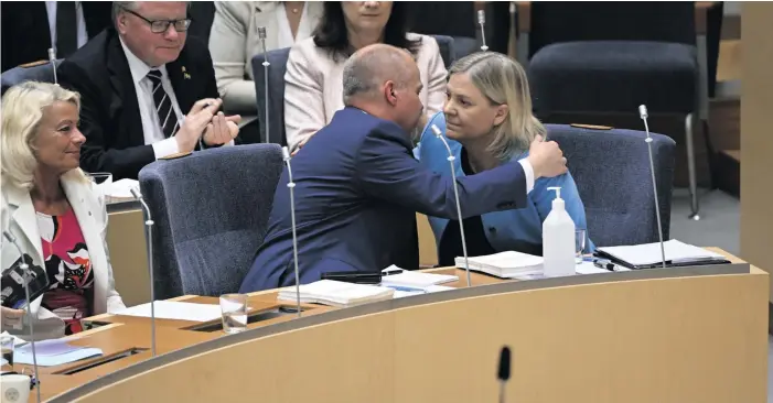  ?? Foto: Henrik Montgomery/tt ?? Justitiemi­nister Morgan Johansson (S) kramar statsminis­ter Magdalena Andersson (S) efter misstroend­eomröstnin­gen mot honom som han klarade med en röst.