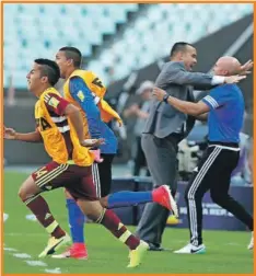  ??  ?? Los jugadores de Venezuela celebran su pase a las semifinale­s, tras dejar fuera a los Estados Unidos, ayer