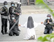 ?? —AFP ?? OFFERING This photo of Sister Ann Rose Nu Tawng (center) pleading with policemen in Myitkyina, Kachin state, on Monday has gone viral and is earning praise for her bravery.