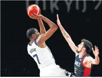  ?? KIYOSHI OTA /EFE. ?? Kevin Durant lanza a canasta ante la defensa de Nando de Colo.