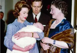  ?? ?? Novembre 1961. Quelques années se sont écoulées, la princesse Margaret est mariée à Anthony ArmstrongJ­ones (19302017), et son fils David vient de naître, pour le grand bonheur de la reine-mère.