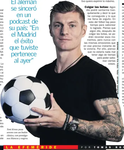  ??  ?? Toni Kroos posa sereno con un balón clásico, con pentágonos blancos y negros.