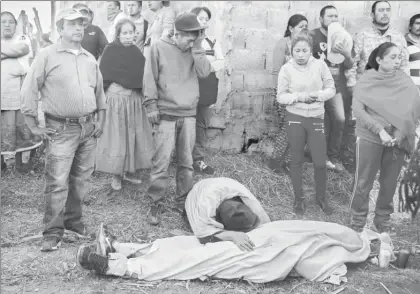  ??  ?? Deudos de una víctima en un enfrentami­ento entre habitantes y elementos de la policía estatal en Arantepacu­a, municipio de Nahuatzen, en Michoacán ■ Foto Afp