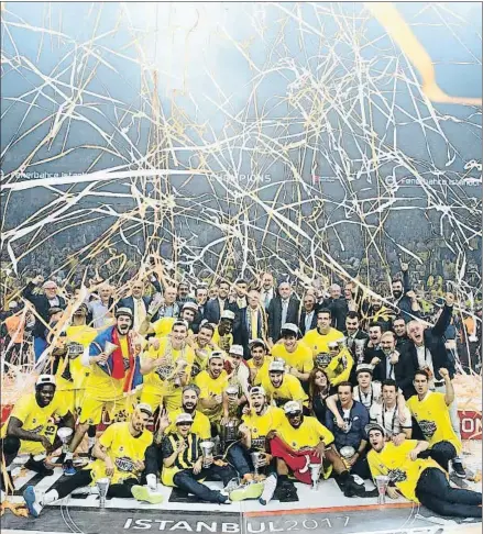  ?? TOLGA BOZOGLU / EFE ?? Los jugadores y técnicos del Fenerbahçe celebran la victoria en una noche histórica para Turquía