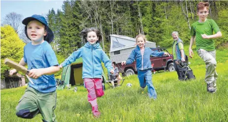  ?? FOTO: PR ?? Ab ins Grüne: Beim Zelten haben auch Kinder ihren Spaß. Neben ein bisschen Camping-Zubehör braucht es dafür gar nicht viel.