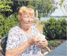  ?? FOTO: PATRICK LAABS ?? Agathe Stadler genießt den Sommer im Krauchenwi­eser Strandbad – keineswegs zum ersten Mal.