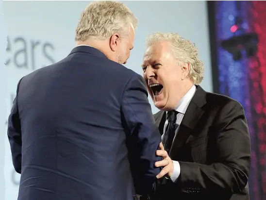  ??  ?? PHOTO ANNIE T. ROUSSEL Tout sourire, Jean Charest et Philippe Couillard ont partagé hier au Centre des congrès de Québec la même scène pour la première fois depuis que l’ancien premier ministre libéral fait l’objet d’une enquête de L’UPAC.