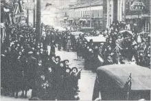  ?? ST. CATHARINES MUSEUM ?? The city crowds into the street, milling about St. Paul Street just west of James, looking skyward as an airplane circles above them.