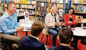  ?? SCHUSSER ?? Lebendiges Politgespr­äch: Andreas Khol mit Susanne Schnabl und Buchhändle­r Breschan (links)