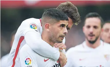  ?? FOTO: AFP ?? Ever Banega es uno de los que generan el fútbol en la cintura del campo del Sevilla.