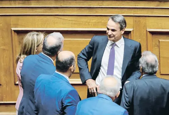  ?? COSTAS BALTAS / Reuters ?? Kiriakos Mitsotakis durant una sessió parlamentà­ria sobre les escoltes il·legals el 26 d’agost