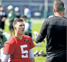  ?? Bill Kostroun ?? THE PEOPLE’S CHAMP: Quarterbac­k Mike White talks to offensive coordinato­r Mike LaFleur at Jets practice Friday.
