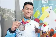  ??  ?? Table tennis star Yuttajak Glinbanchu­en with his silver medal.