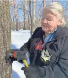  ?? THERESA BAROUN ?? Ev Van Deurzen gets ready for the maple sap run this year in De Pere.