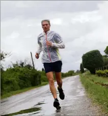  ?? (Photos Hélène Dos Santos) ?? Après huit semaines à faire le même parcours au quotidien à moins d’un kilomètre de son domicile, le Brignolais Patrick Denuit a savouré ses premières foulées « libres ».