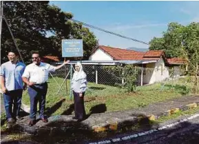  ?? BY RAMDZAN MASIAM PIC ?? State Housing, Town and Country Planning Committee chairman Jagdeep Singh Deo (second from left) at a site for 1Malaysia People’s Housing projects in Kampung Kastam, George Town, yesterday.