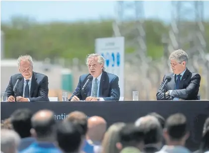  ?? ?? En Ensenada. Mindlin, Fernández y González en la inauguraci­ón. Los discursos mostraron fragmentac­ión.