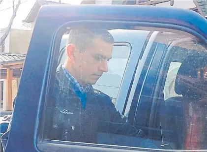  ?? GERMÁN GARCÍA ADRASTI ?? En blanco. El gendarme Emanuel Echazú sale del Juzgado Federal de Esquel.