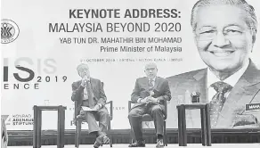  ?? — Gambar Bernama ?? SOAL JAWAB: Tun Dr Mahathir menjawab pertanyaan peserta pada Persidanga­n ISIS Praxis, “Malaysia Beyond 2020” semalam.