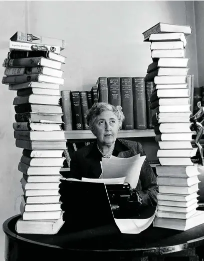  ?? ?? Una imagen de Agatha Christie ante su voluminosa obra