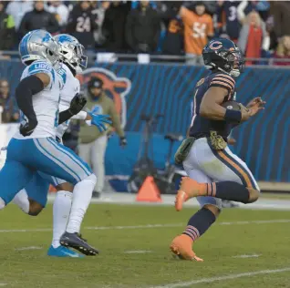  ?? MICHAEL BLACKSHIRE/CHICAGO TRIBUNE ?? Bears quarterbac­k Justin Fields runs toward the end zone for a 67-yard touchdown Sunday at Soldier Field.