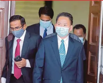  ?? PIC BY SAIFULLIZA­N TAMADI ?? Former Sabah infrastruc­ture developmen­t minister Datuk Peter Anthony leaving the Kuala Lumpur Sessions Court yesterday.