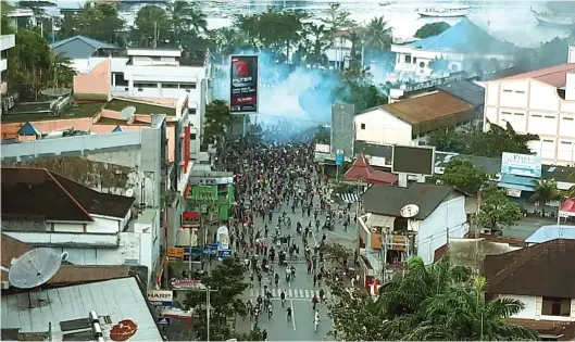  ?? STRINGER/EPA-EFE ?? ANARKISTIS: Massa berunjuk rasa di Jayapura, Papua, kemarin. Aksi demo itu diikuti pembakaran beberapa gedung dan kantor layanan publik.