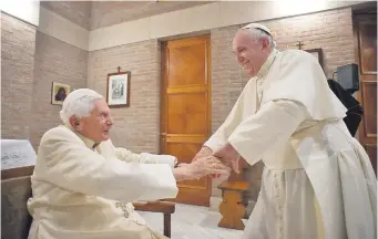  ?? ?? El papa emérito Benedicto XVI (i) recibió al papa Francisco en su residencia en el Vaticano.