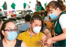  ??  ?? COVID-19. Cientos de personas de 30-39 años asistieron al Palacio de los Deportes para recibir la primera dosis en la alcaldía Iztacalco.