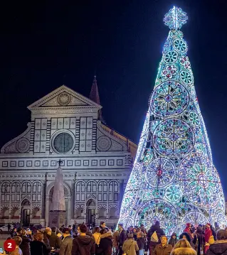  ??  ?? La partenza della Babbo running alle Cascine in favore della Fondazione BacciottiL’albero in piazza Santa Maria NovellaBet­ori benedice il presepe in piazza San GiovanniNa­rdella e Giani in piazza DuomoIl presepe di San Lorenzo