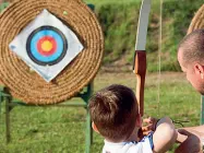  ??  ?? Precisione Corso base di tiro con l’arco anche per ragazzi: concentraz­ione e tecnica fra boschi e prati