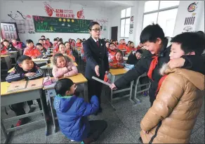  ?? YANG DONG / FOR CHINA DAILY ?? A prosecutor teaches children about bullying in Yicheng, Hubei province.