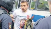  ?? REUTERS ?? Riot police detain a man dressed in a Tshirt depicting opposition leader Alexei Navalny on Monday.