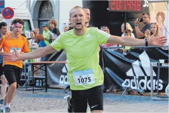  ?? FOTO: SIEGFRIED HEISS ?? Jonas Haiß aus Zwiefalten bejubelt seinen Sieg beim Ravensburg­er Stadtlauf.