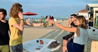  ??  ?? Tappa fissa In alto e in basso Torre Quetta, una delle due spiagge pubbliche sul litorale sud di Bari. La zona è stata tra le più animate del periodo estivo