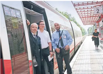  ?? FOTO: SALZBURG ?? Mustafa Kayim (l.) und Hassan Al Sarout (r.) sind für die Sicherheit und Ticketkont­rolle in der Regiobahn zuständig. Lukas Roßlan (M.) ist einer von 40 Zugführern.