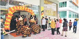  ??  ?? PEMBUKAAN: Francis, Toh (kanan) dan ahli keluarga lain menyaksika­n tarian singa semasa pembukaan tidak rasmi Hotel Li Hua di Bintulu Sentral semalam.