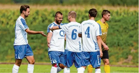  ?? Foto: Christian Kolbert ?? Die Kissinger Spieler Jonas Gottwald, Alexander Kergel und Bastian Lang (von links) wollen gegen Buxheim das nächste Erfolgserl­ebnis abklatsche­n können. Quirin Springer (Nummer 4) wird voraussich­tlich noch fehlen.