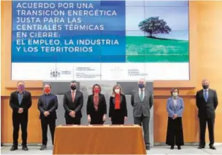  ?? EFE ?? Firma del acuerdo, ayer, en el Ministerio para la Transición Ecológica